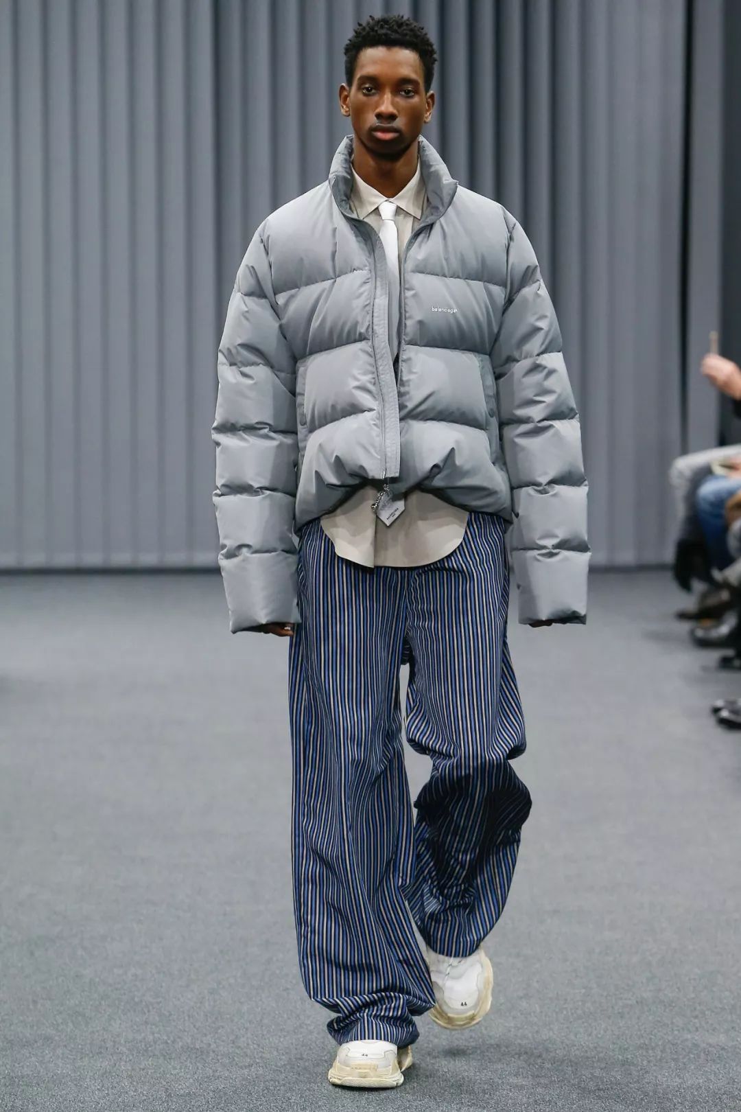 杨颖穿的新中式衣服是什么品牌,杨颖穿阿迪达斯羽绒服