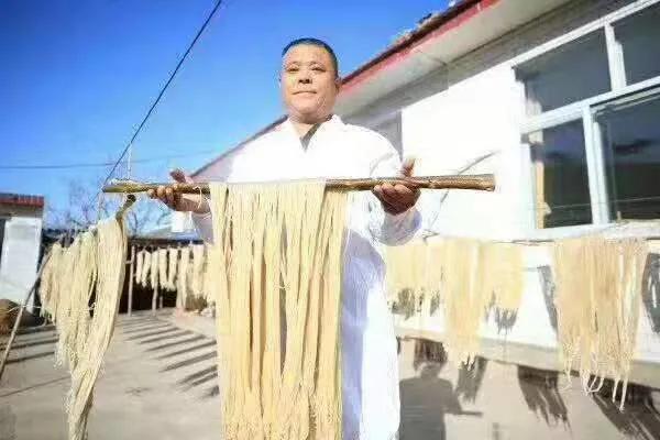 27军退伍老兵，东南亚卖粉条年入300万！