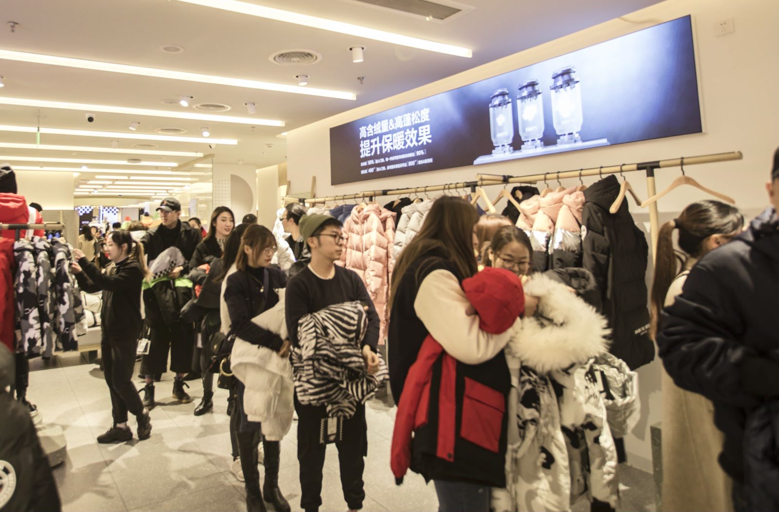 杨幂同款波司登冰羽蓝搭配,波司登杨幂冲锋衣怎么搭配