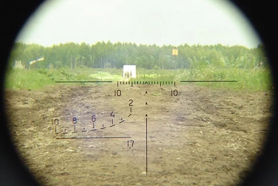 瞄准镜弹着点在准星下方,瞄准镜安在枪身左边还能瞄准吗