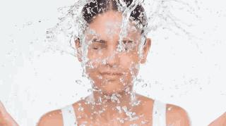 清水和洗面奶洗脸哪个好,用清水洗脸和用洗面奶洗脸的区别