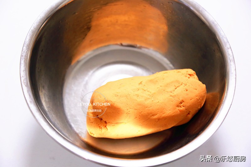 红薯饼怎样做才酥脆好吃,做红薯饼需要加什么配料