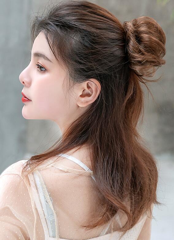 丸子头怎么绑简单又好看中长发,怎么绑出慵懒丸子头简单易学