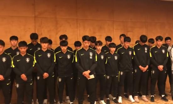 踩奖杯事件持续发酵，韩国两度鞠躬道歉，自家人直言：太恶心了