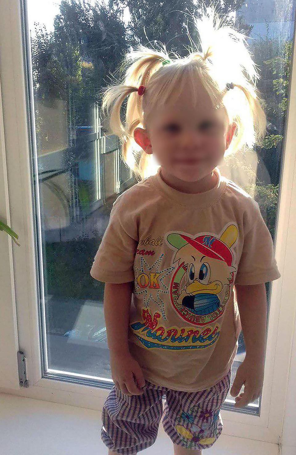 俄罗斯女孩出生时无肛门,医生一直误诊,她为此痛苦了三年