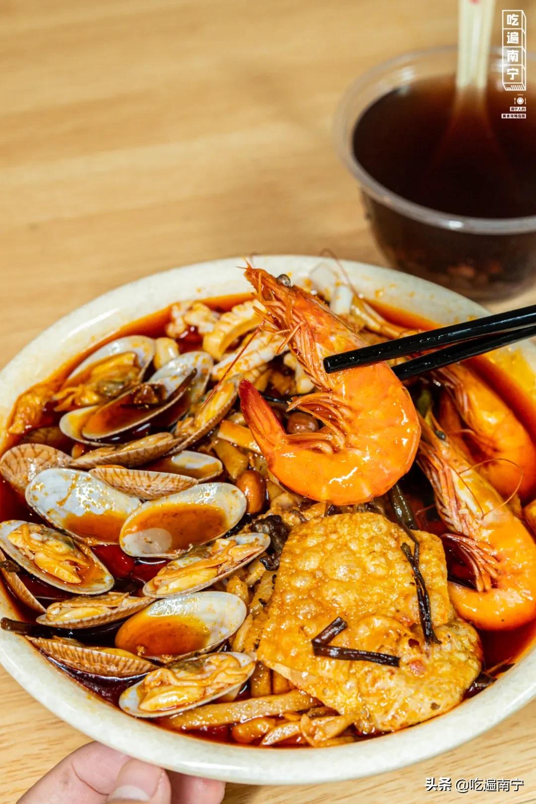 最近有一家特别火的螺蛳粉店,广西南宁西乡塘皇冠螺螺蛳粉