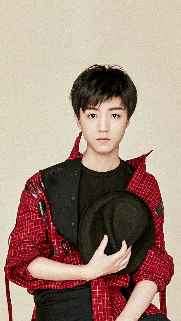 首例明星养成的制度，诞生出的璀璨少年，万众可倾——TFBOYS