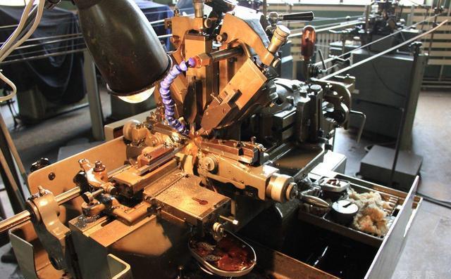 瑞士联合德国截获38吨广州“劳力士”当众碾压无视我国禁令怒了