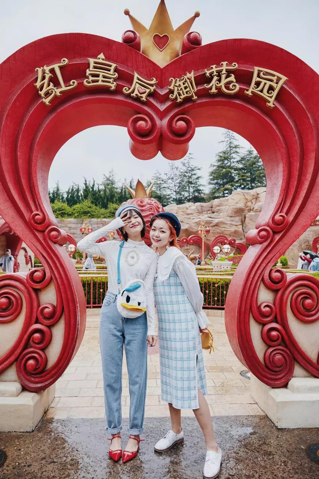 我们在上海迪士尼里玩耍了一天,发现穿的美才能玩的好!