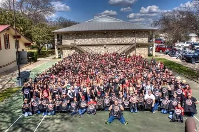 这群花臂壮汉骑哈雷，不收保护费，25年来甘当受欺凌孩子的守护神