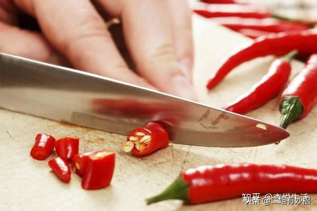 切辣椒辣手怎么处理好得快,切辣椒辣手一招解决
