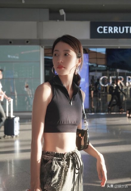 周雨彤穿板鞋图片,周雨彤spell牛仔裤穿搭