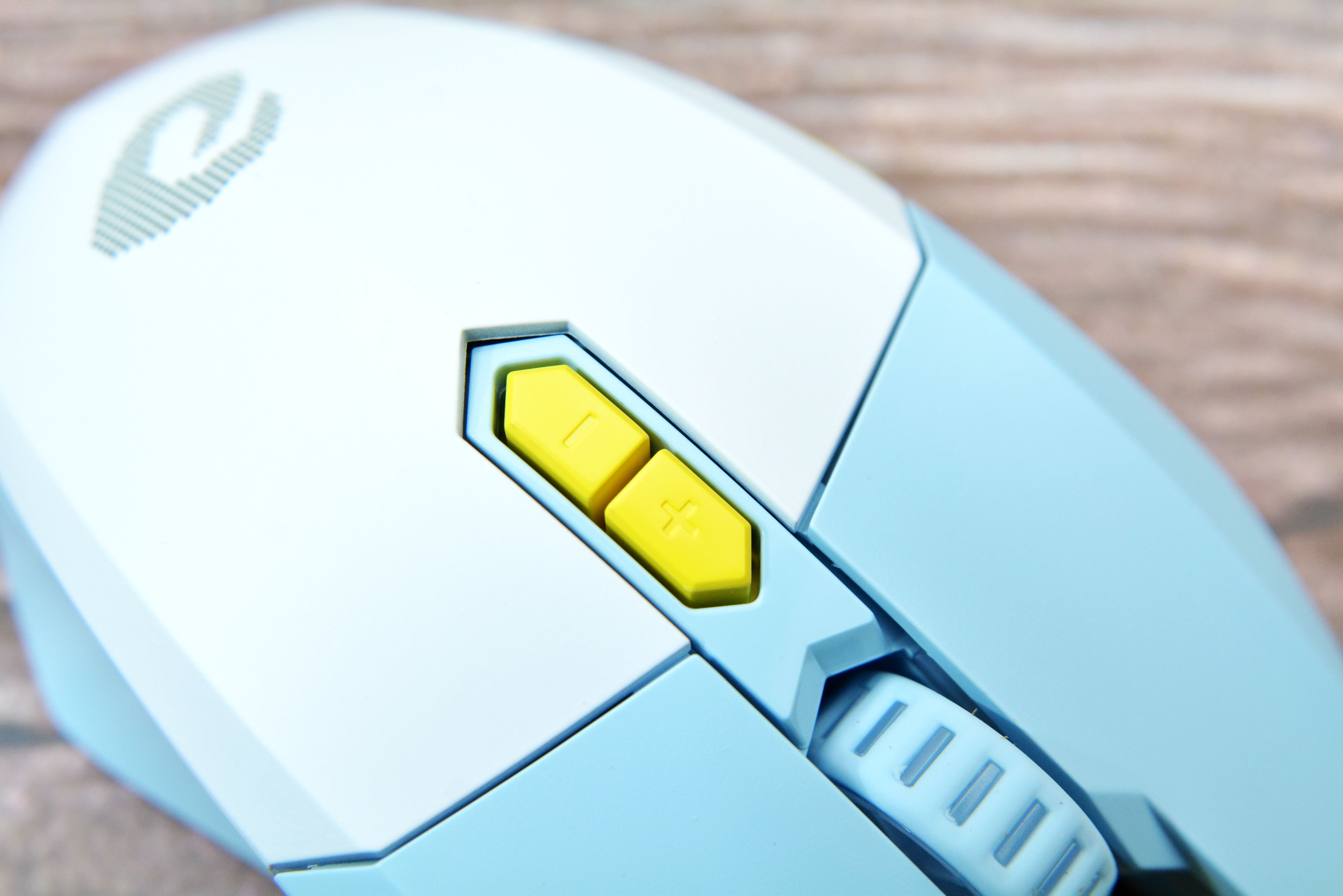 达尔优em910鼠标换微动,达尔优em910鼠标和雷蛇蝰蛇对比