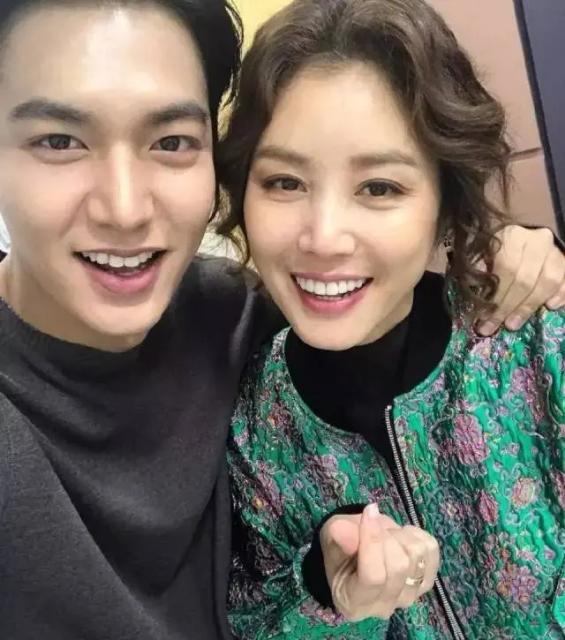 李敏镐现实中的妈妈近照曝光,李敏镐和妈妈的照片