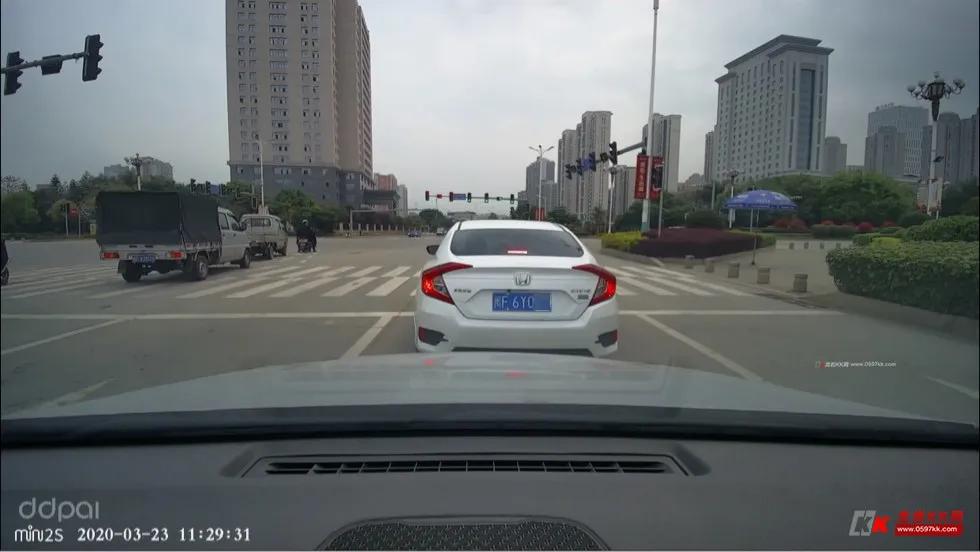 璧涜溅鎵嬪紑璧涜溅鍦ㄩ珮閫熷叕璺笂椋欒溅,鍦ㄩ緳宀╁ぇ閬撳紑璧涜溅