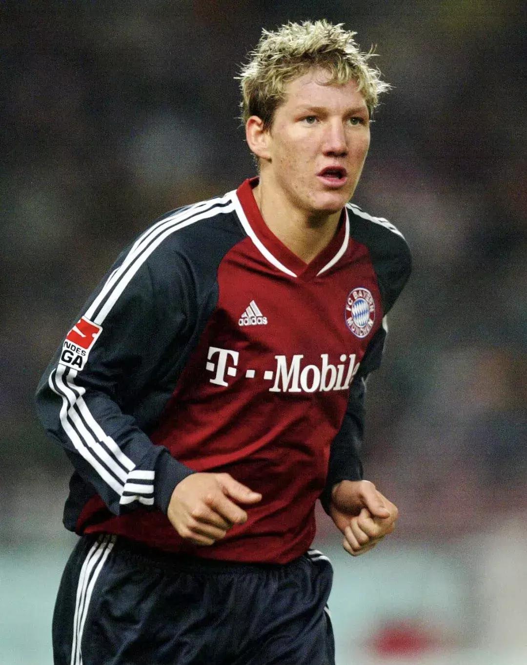 施魏因斯泰格血洒赛场挥手,施魏因斯泰格帅气视频