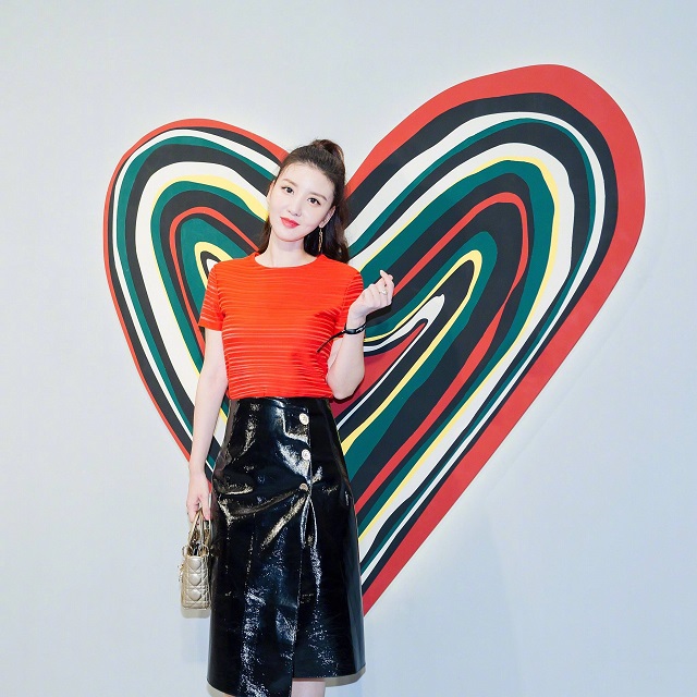 张萌这弹珠裙真是绝了，正面看太平淡，但转身时却让人脸红