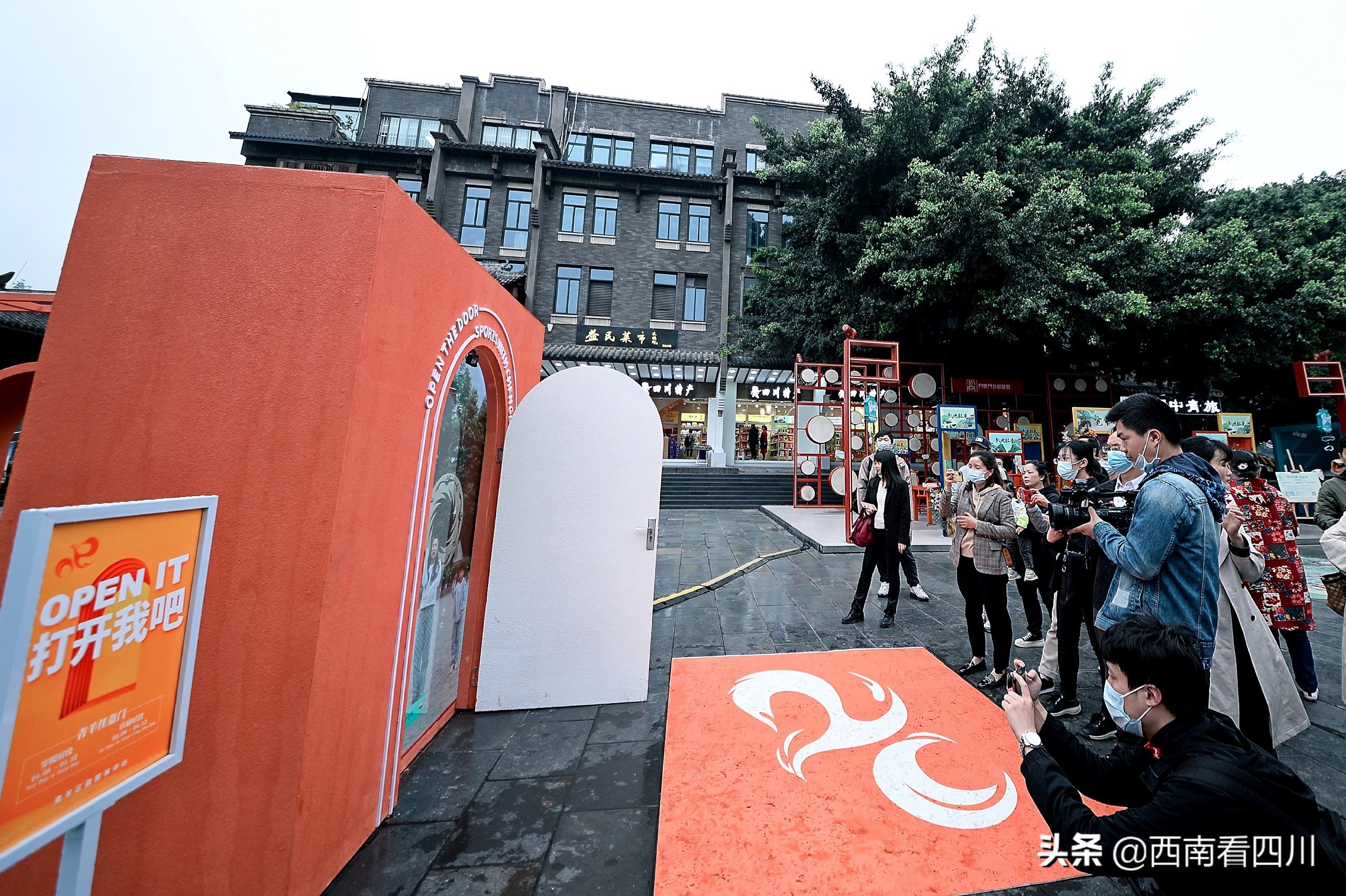 街头惊现任意门,成都街头惊现另类路人