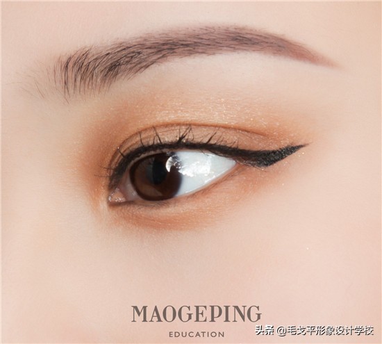 怎样简单画眼妆有神又自然,一个单眼皮一个双眼皮怎么画眼妆