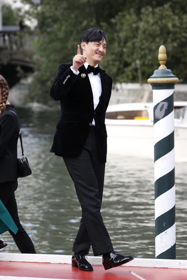 沉稳冷峻张震新写真彰显成熟魅力,张震穿西服