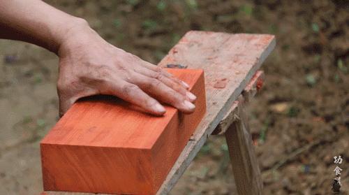 中国宝藏爷爷靠玩木头火到国外了,中国宝藏爷爷玩木头火到国外了