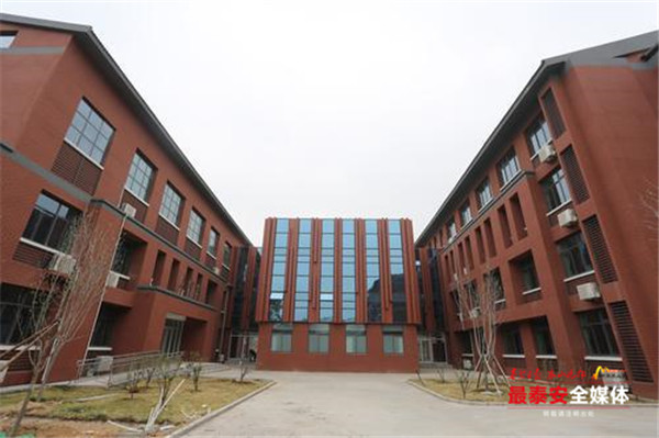 学校独特的文化氛围和人文气息,学校教育环境和氛围