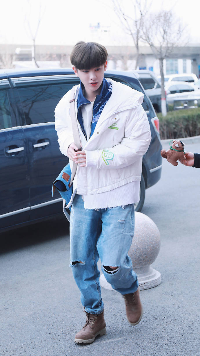 黄明昊元气满满弹额头,黄明昊靠颜值撑起造型