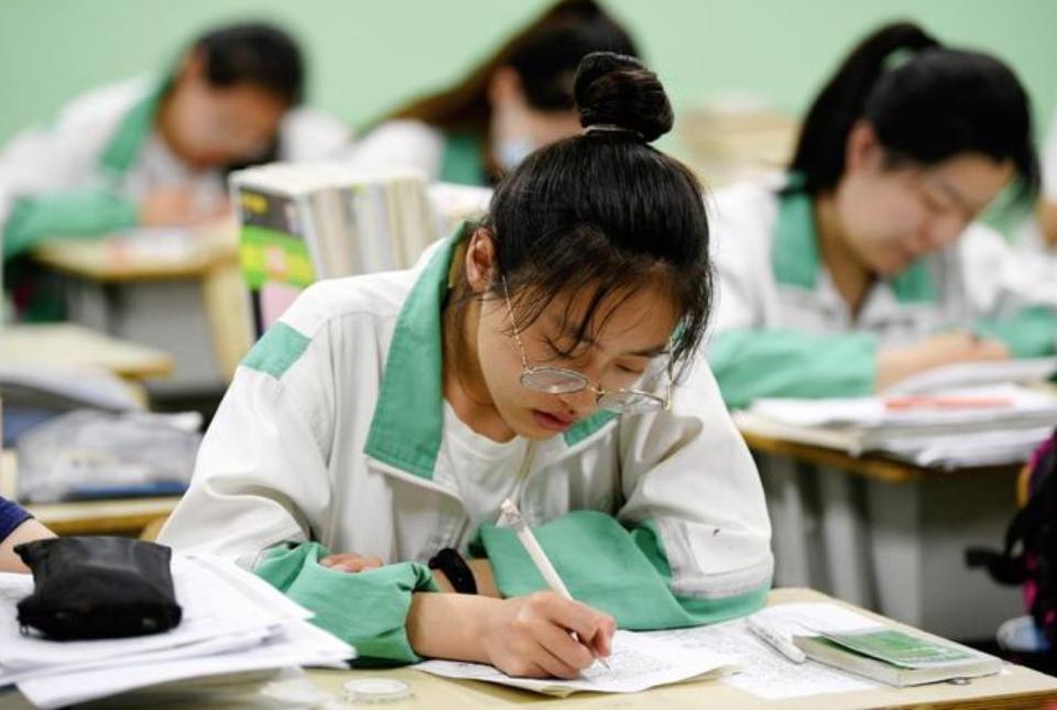 男孩无名指比食指长的人聪明吗,孩子右手食指比无名指长代表什么