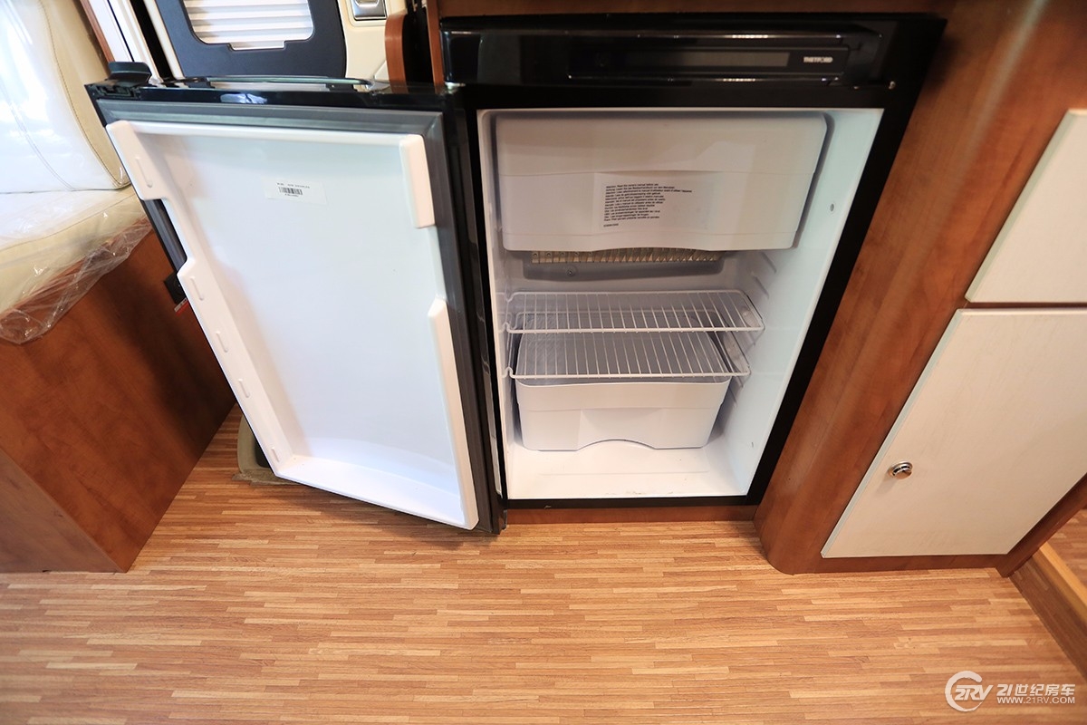 同级别车型谁敢跟它比轻量化！双会客区，实拍亚特plasy631房车