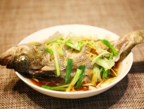 最简单的清蒸鲈鱼做法要不要放盐,清蒸鲈鱼不放盐的最正宗的做法