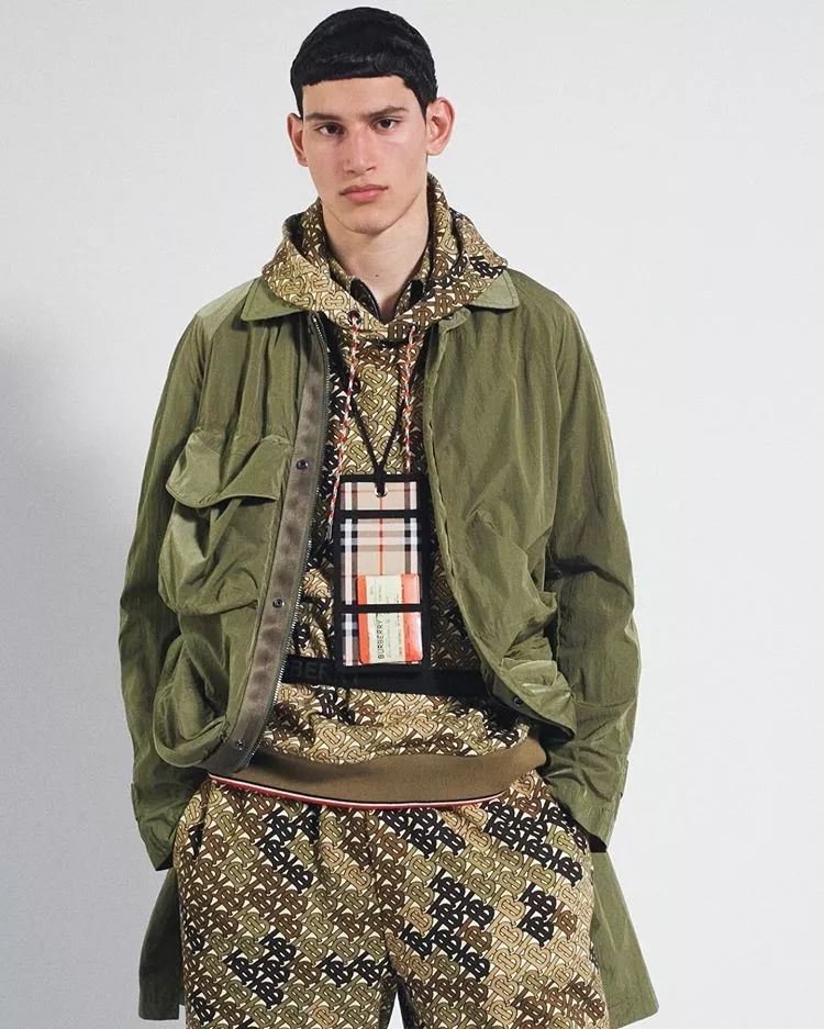 小哥哥答应我别再背双肩包了好吗？挂脖包才是时下潮男必备