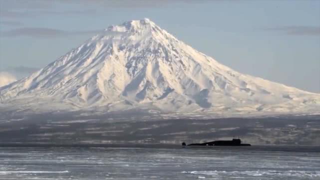 俄核潜艇冰下试射电影,俄军战略核潜艇浮出冰面