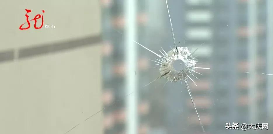 住户玻璃深夜遇袭,哈尔滨一小区窗户被砸