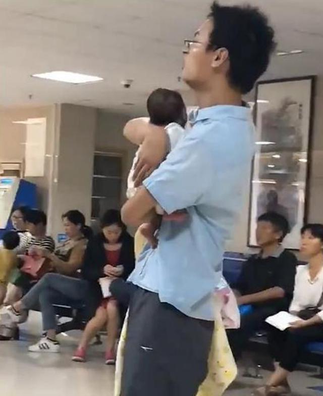 新生儿太小如何抱起来,新生儿怎么抱才能不哭闹