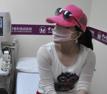 红粉宝宝整容失败案例,粉红女郎整容200多次