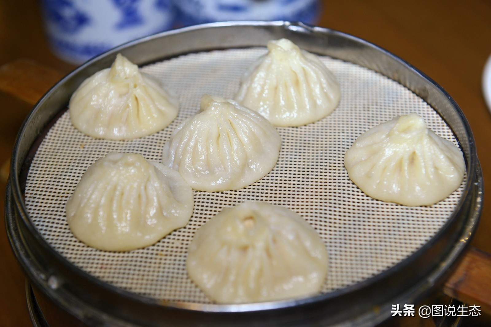 华灯初上，开封香飘夜空，叫卖声、欢笑声构成夜市版的清明上河图