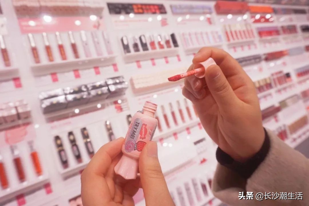 超强彩妆王国登陆长沙！带你一秒变身调色师