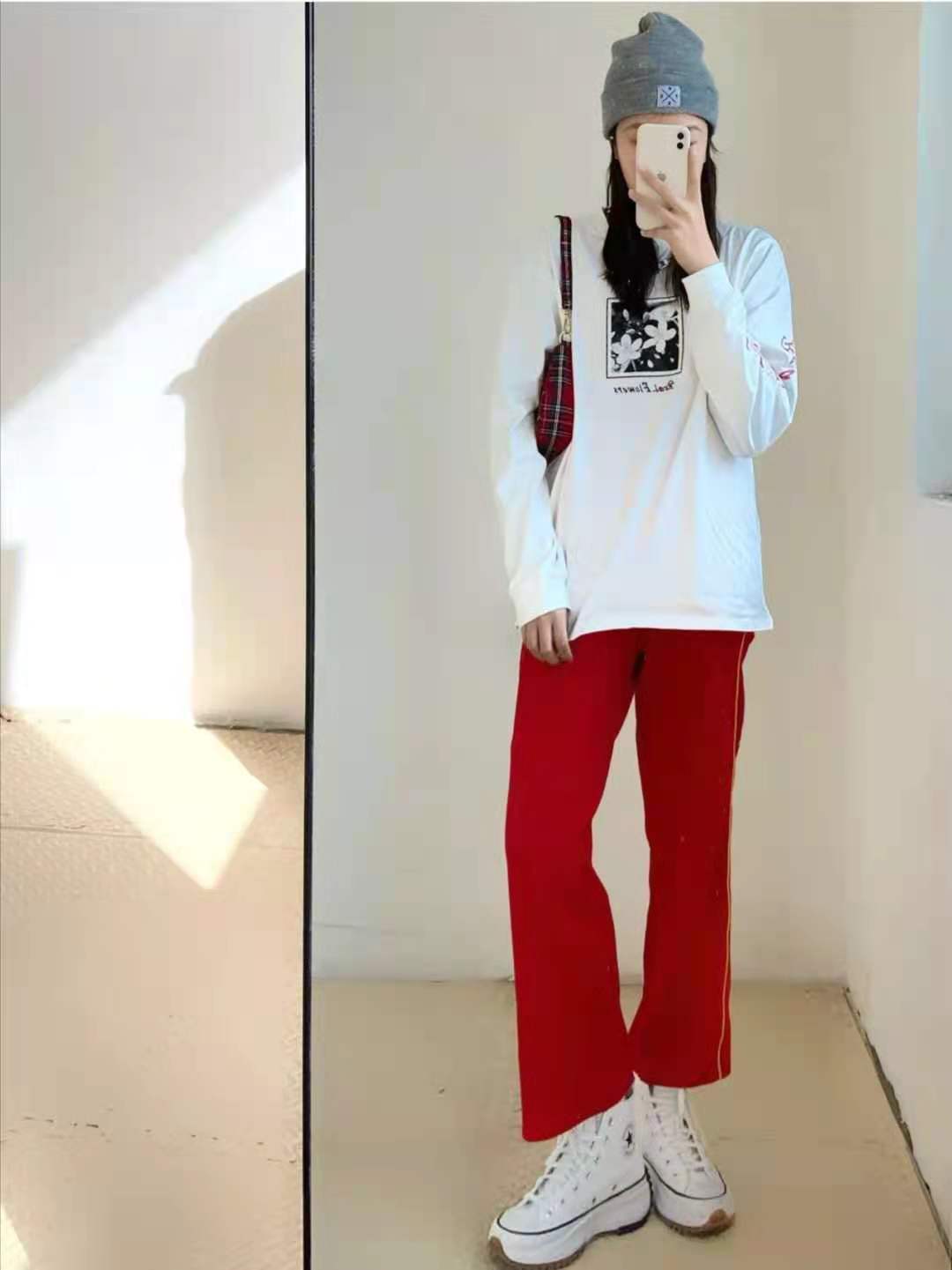 红色民族风上衣搭配什么裤子,咖啡色裤子配红色上衣好看吗