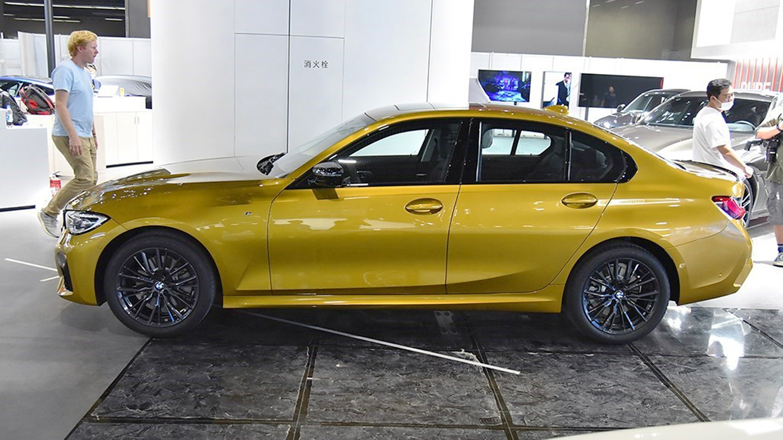 宝马330iM对比奔驰AMGA35L同价位/国产/性能/小弟车如何选?