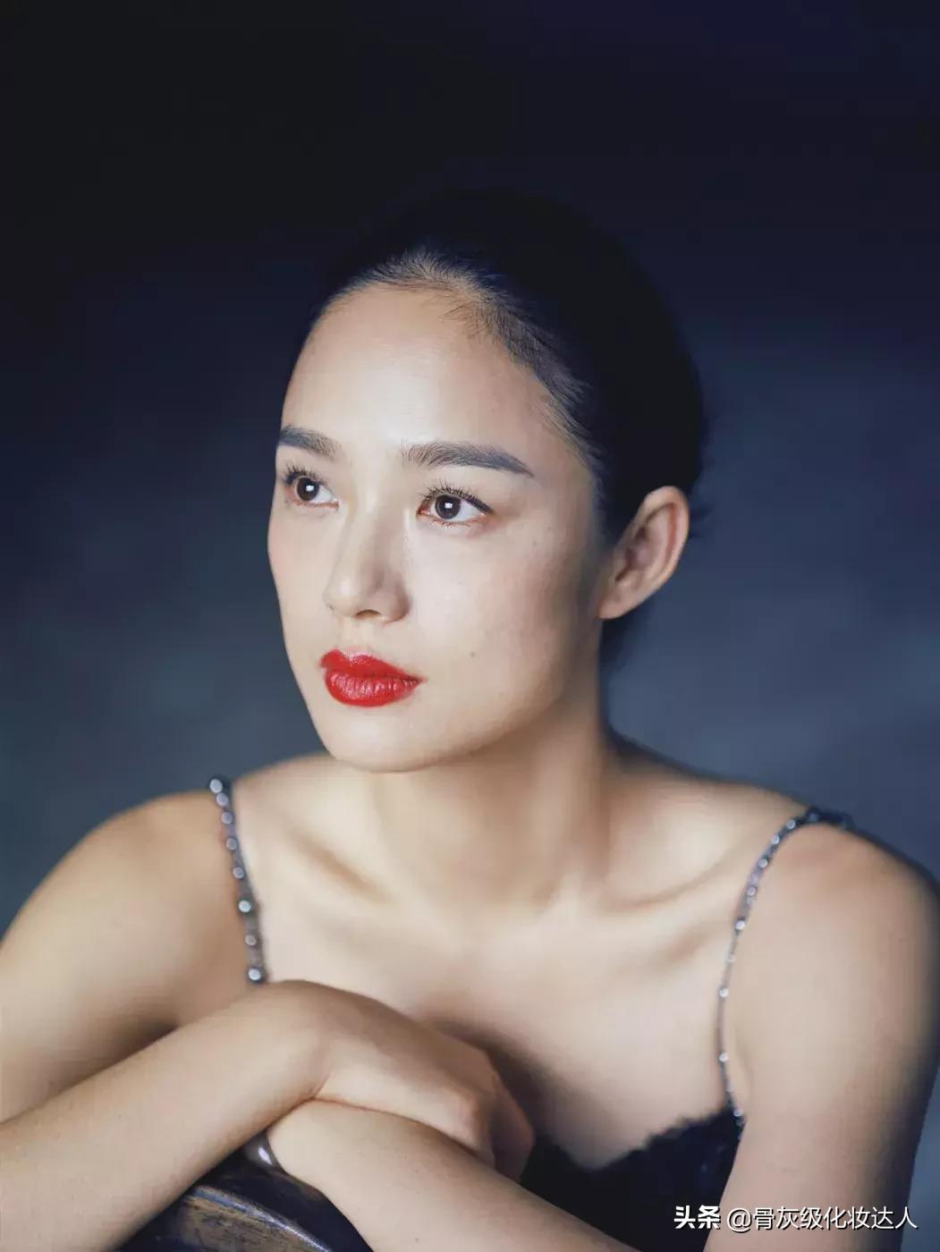 泫雅巅峰时期黑发红唇,泫雅深绿色