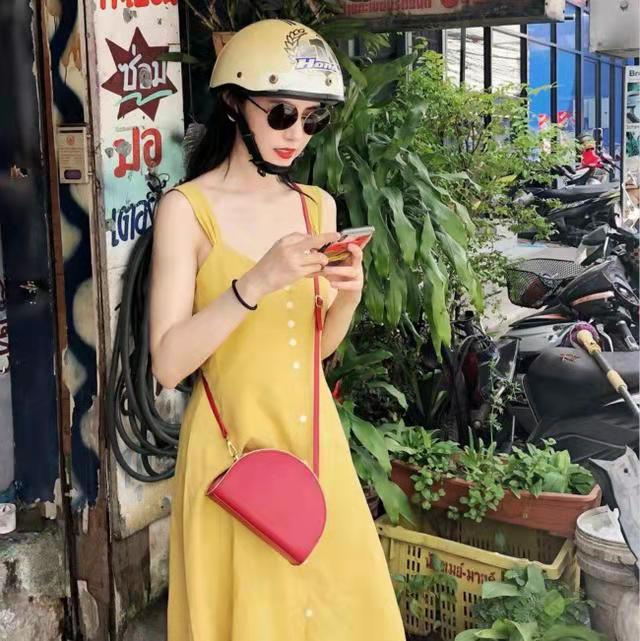 高圆圆穿白色牛仔裤,高圆圆背带裤内搭一件白衬衫减龄