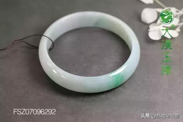 长期佩戴的玉石会不会变小,一直佩戴的翡翠什么样