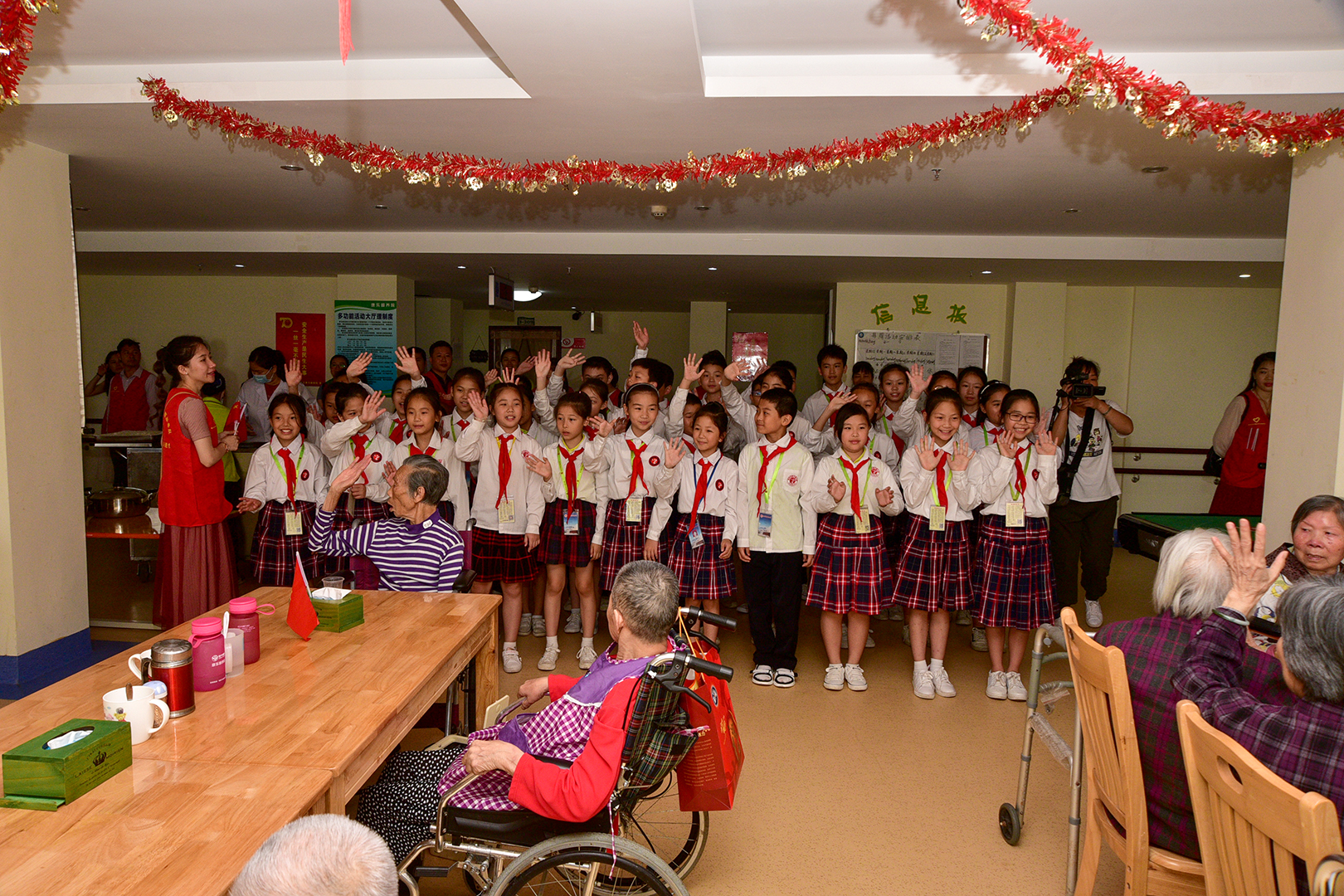 小学敬老孝贤月活动总结,尊老敬老教育活动报道