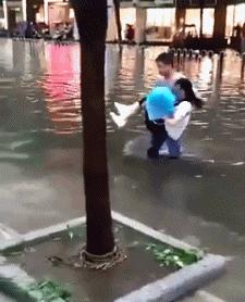 开心一刻gif下雨天,搞笑gif笑到肚子疼意外瞬间特辑