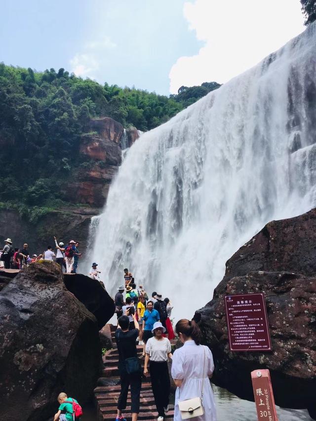 遵义赤水丹霞瀑布比黄果树更大的瀑布，尽然很多游客不知道这里