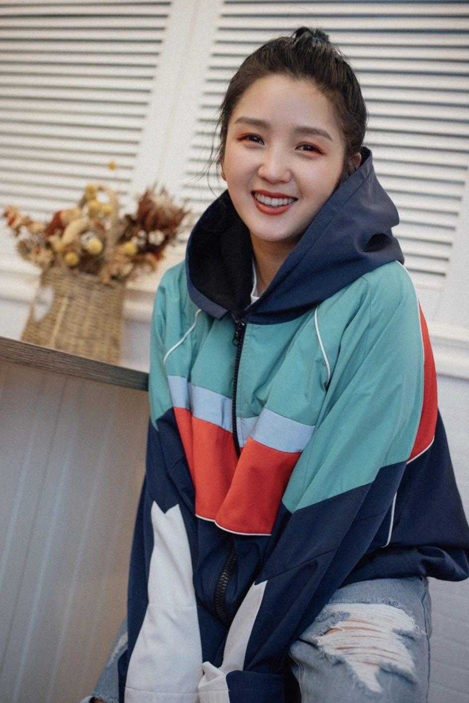 何洁同款红色格子西装,何洁穿宽松西装