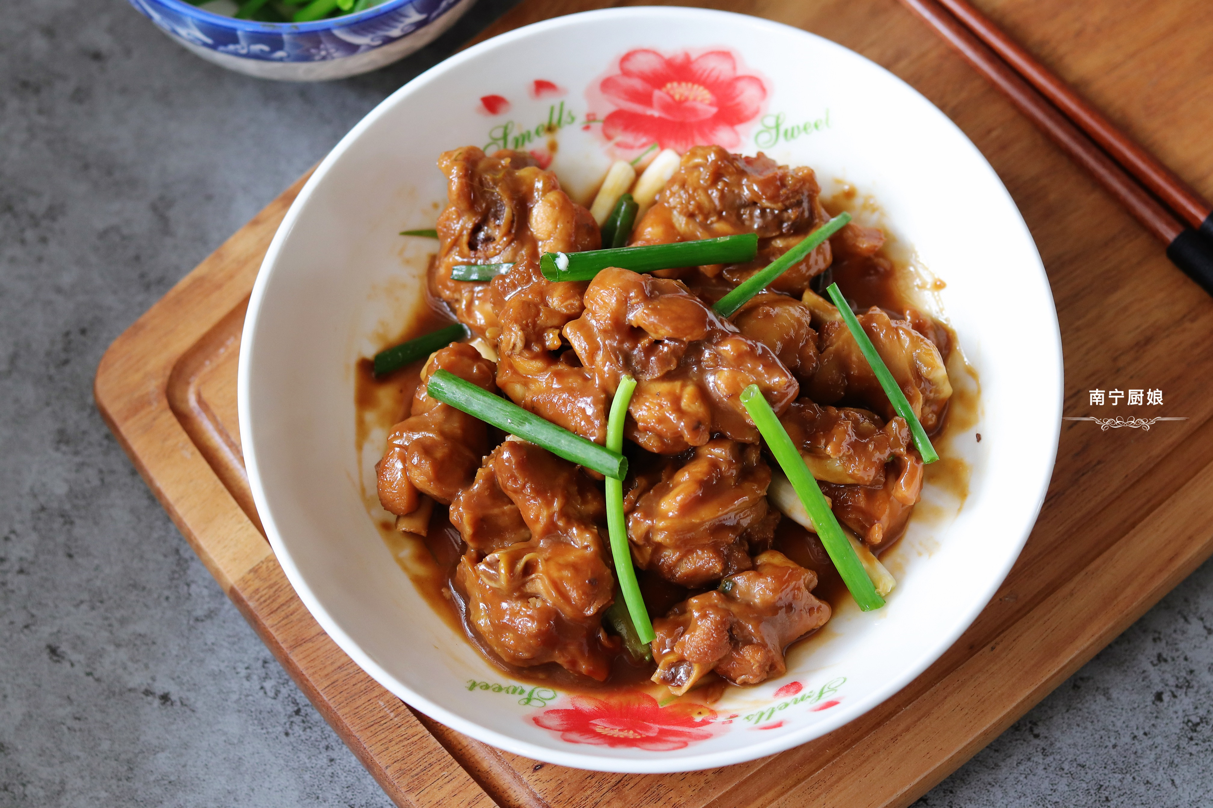 把鸡腿放进锅里煮一下,在电饭锅里焖鸡腿