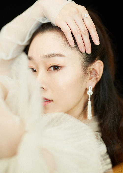 宋轶头戴花浅紫色梦幻纱裙,宋轶同款白色纱裙