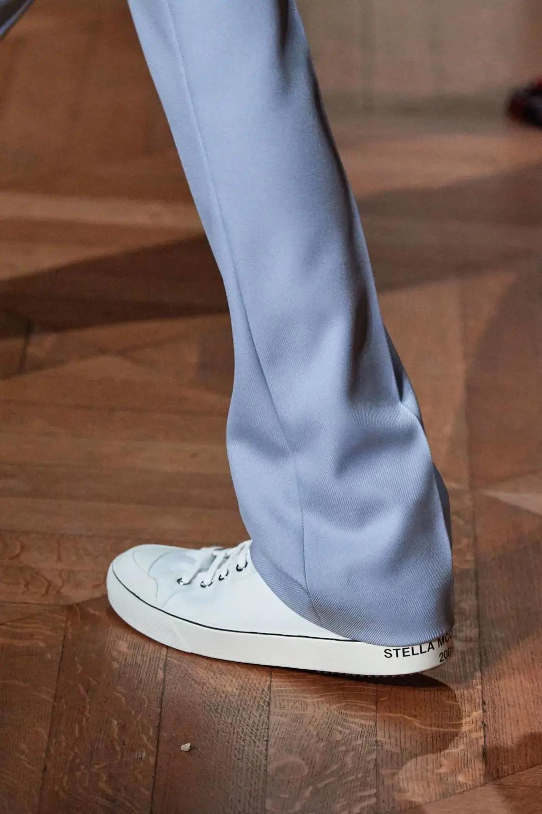 今年流行帆布鞋底子,今年特别流行的一款帆布鞋