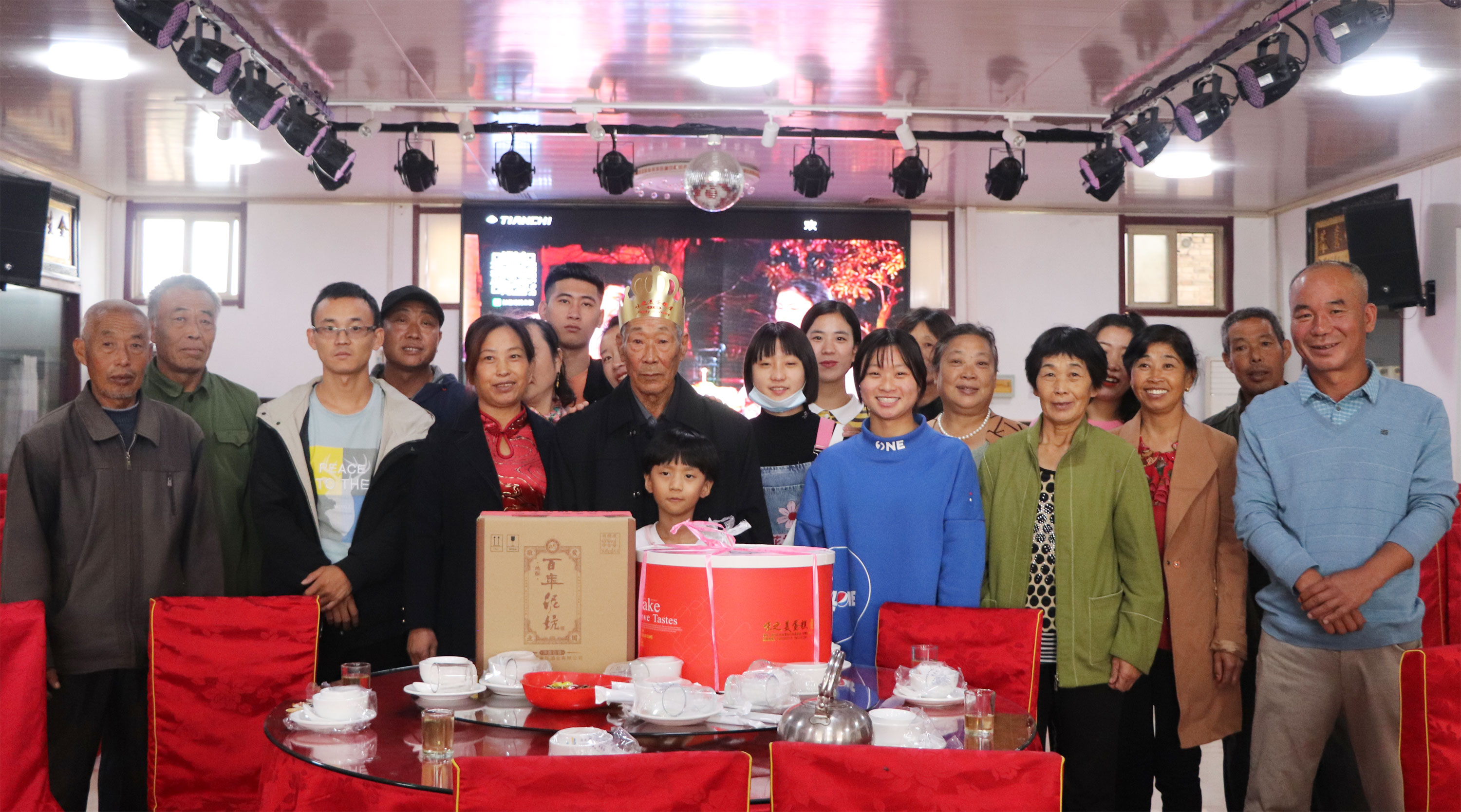 *善美真**‖泥坑酒香馨长寿老人心